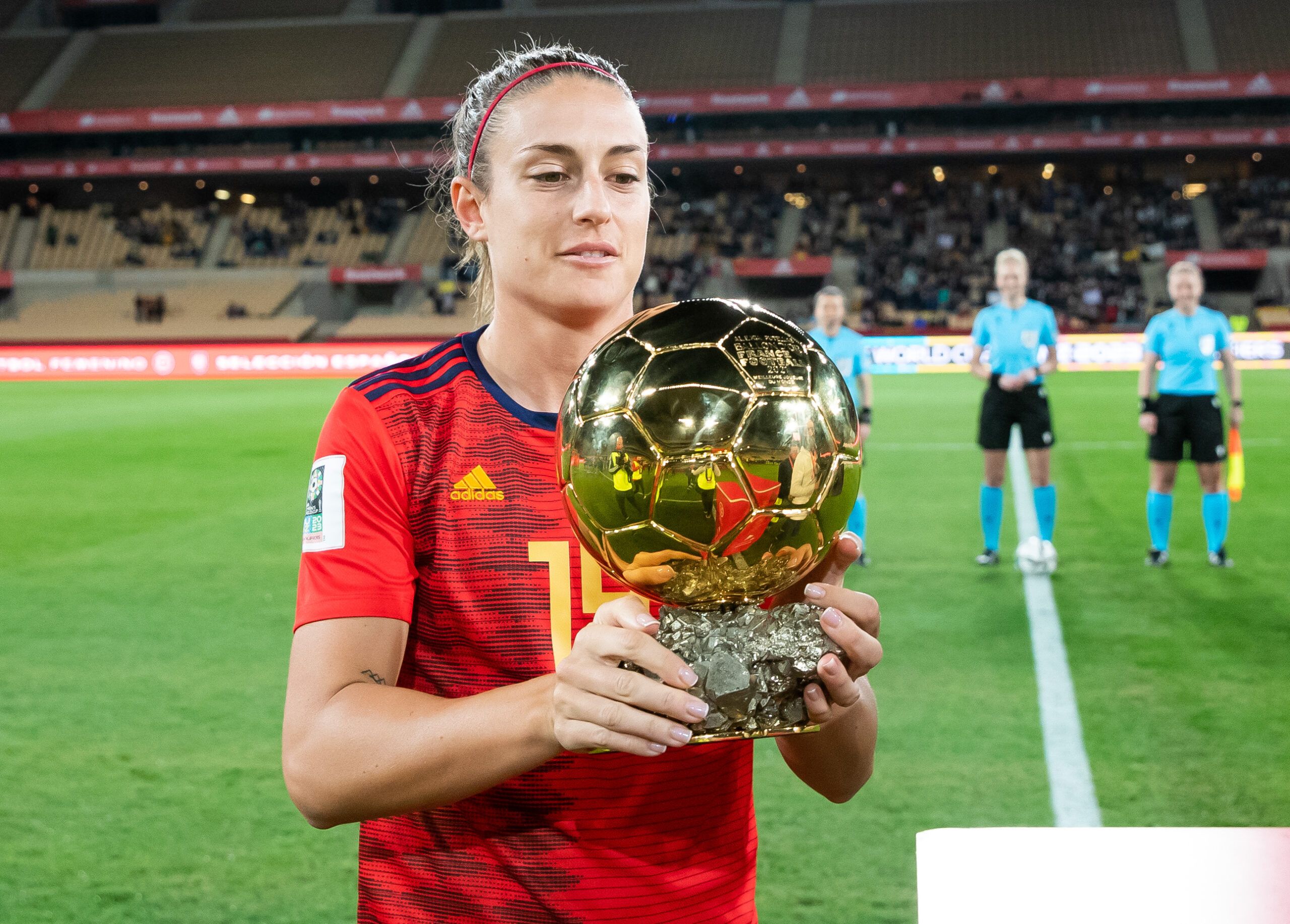 Alexia ofreciendo el balón al público de La Cartuja. Fuente: @sefutbolfem