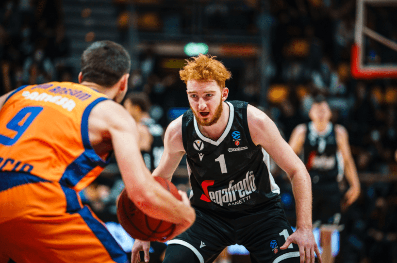 Sam Van Rossom cerraría un partido de alta tensión con los tiros libres finales. Fuente: Virtus Segafredo Bologna.
