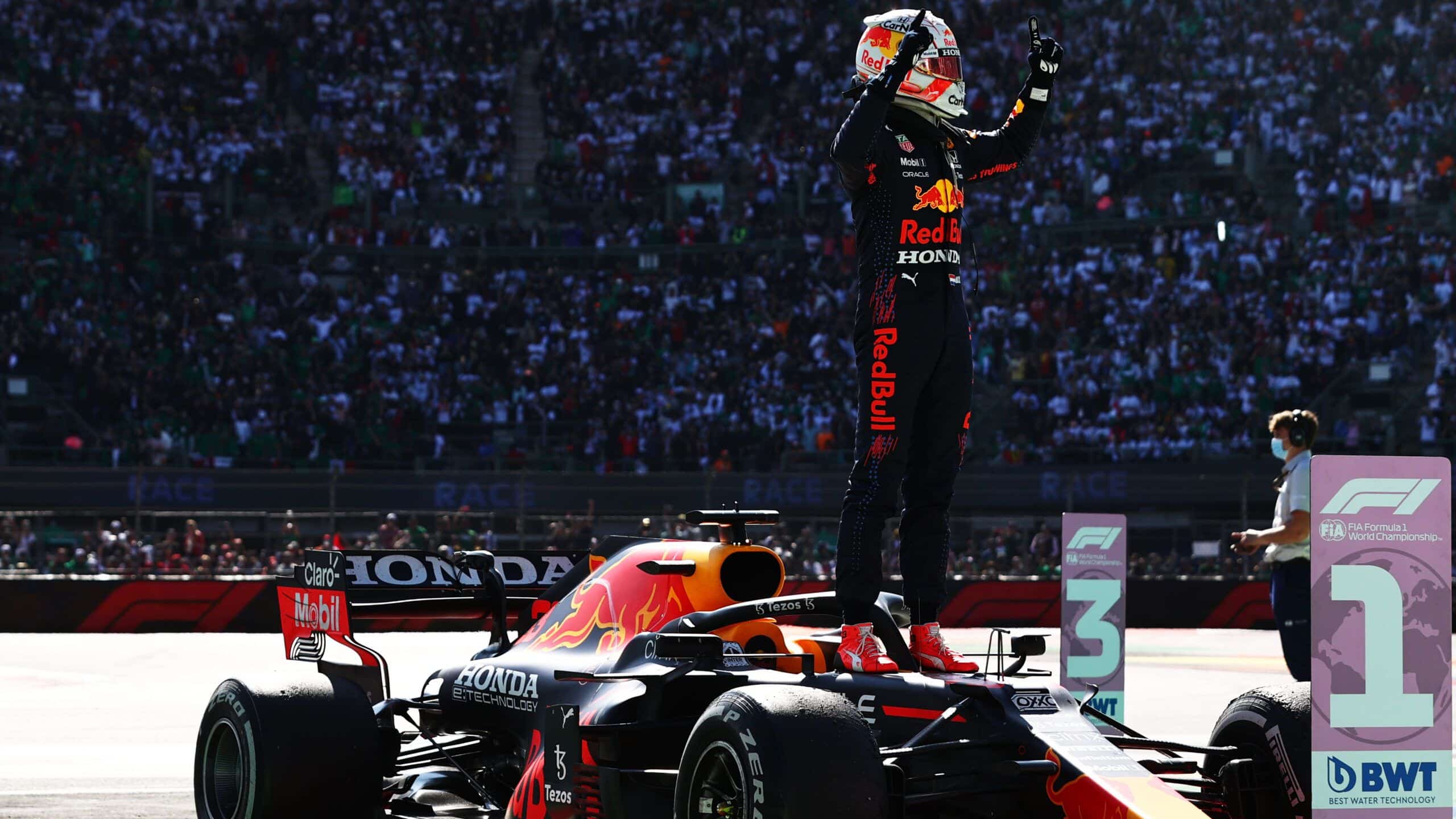 Max Verstappen celebra su victoria en el Forosol del Autódromo Hermnos Rodríguez. Foto: Red Bull Racing