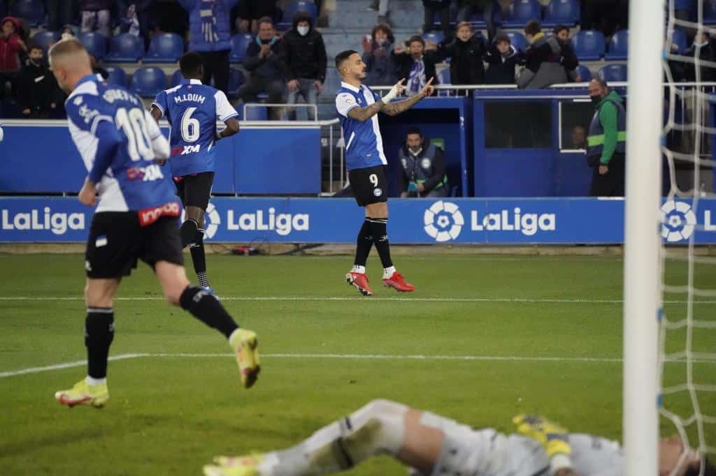 Joselu celebra un gol