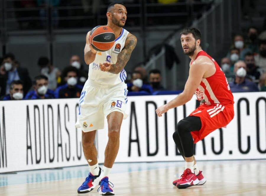 Adam Hanga da un pase ante Stefan Markovic en un Real Madrid - Crvena Zvezda mts Belgrade. Foto: Turkish Airlines Euroleague.