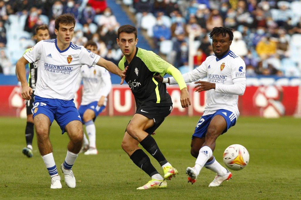 Pedro Díaz (Sporting) entre Francho Serrano y James Igbekeme (Real Zaragoza)