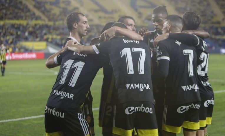 Jugadores del Real Zaragoza celebran un gol