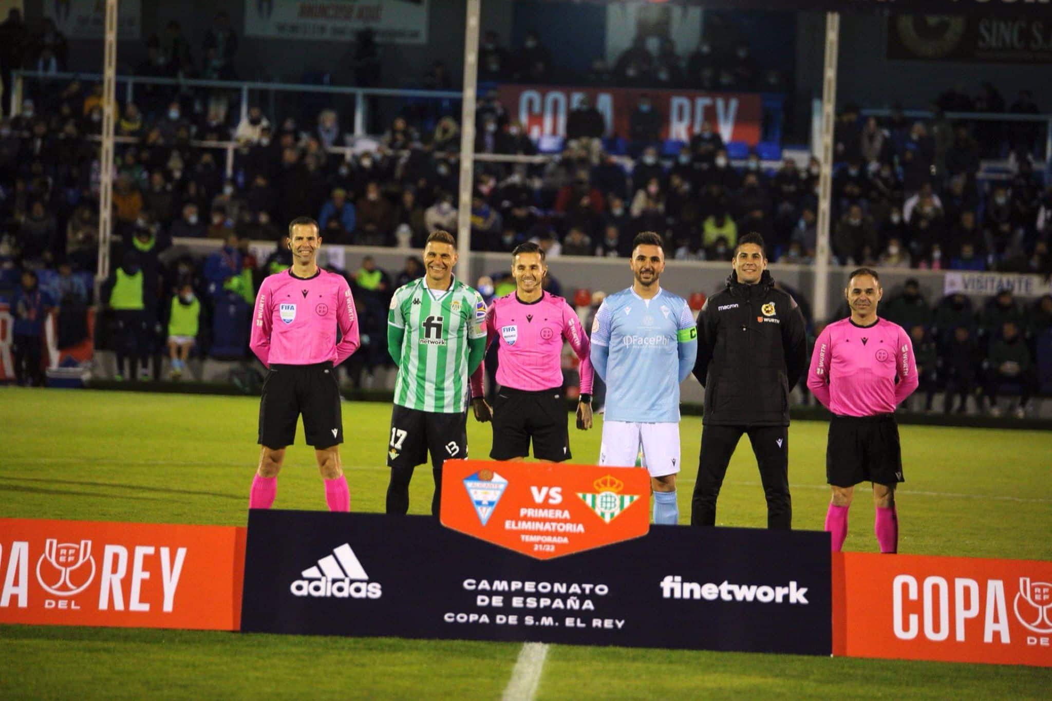 Ambos capitanes y los árbitros antes del comienzo del partido. / @CFIAlicante