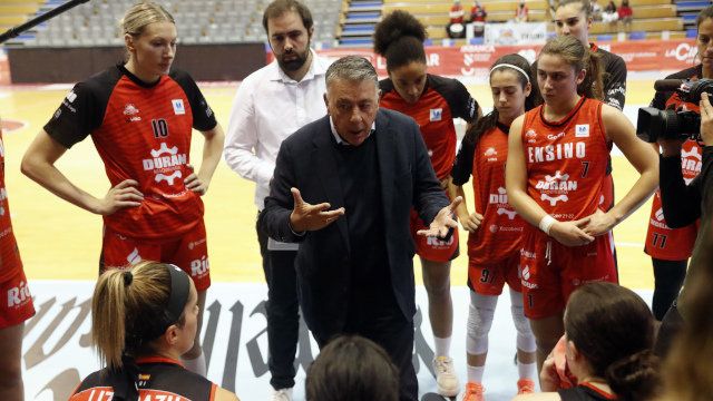  Miguel Ángel Ortega se dirige a sus jugadoras en un tiempo muerto. Fuente: AEP