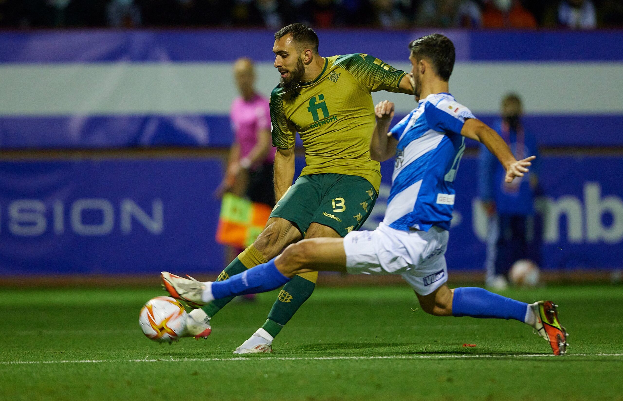 Borja Iglesias en la jugada del primer gol bético. / @RealBetis