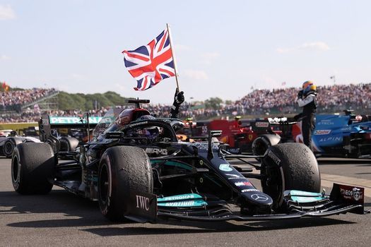 El paddock tiene un nuevo caballero: Sir Lewis Hamilton El paddock tiene un nuevo caballero: Sir Lewis Hamilton