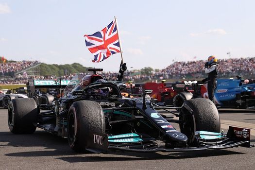 El paddock tiene un nuevo caballero: Sir Lewis Hamilton