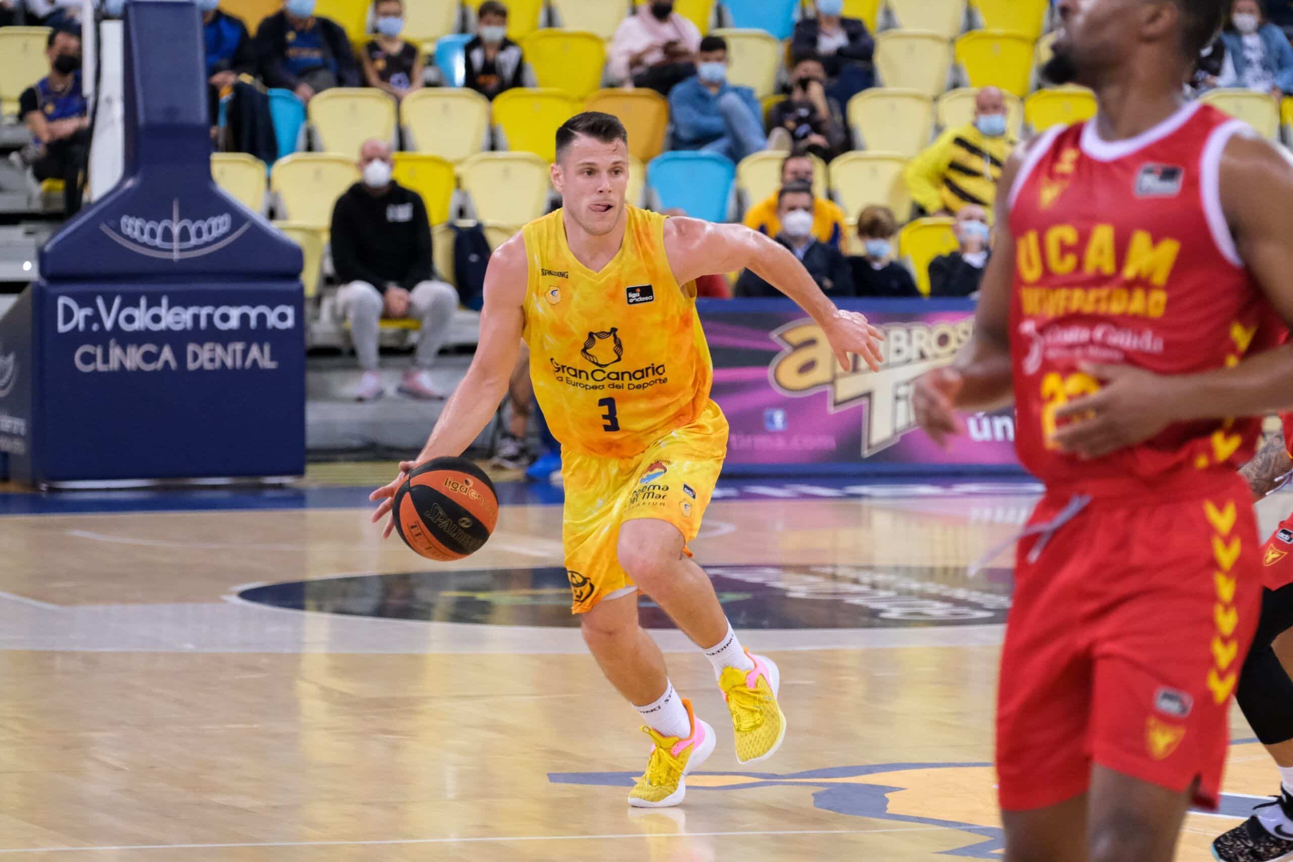 Chris Kramer dirige la pelota en una acción durante el CB Gran Canaria vs UCAM Murcia. Foto: @GranCanariaCB
