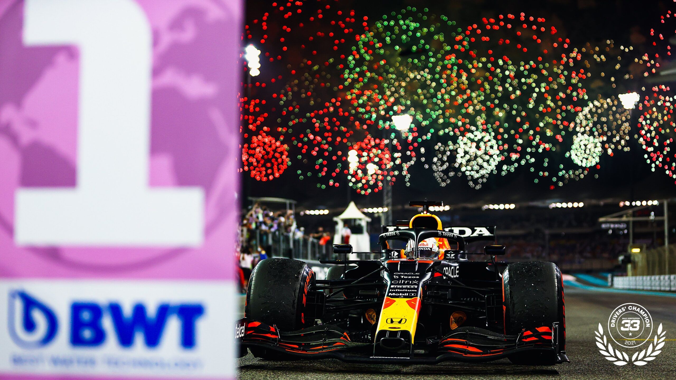 Del '33' al '1', el nuevo número '1' de la Fórmula 1. Así remarca Red Bull la consagración de Max Verstappen. Imagen: @redbullracing.