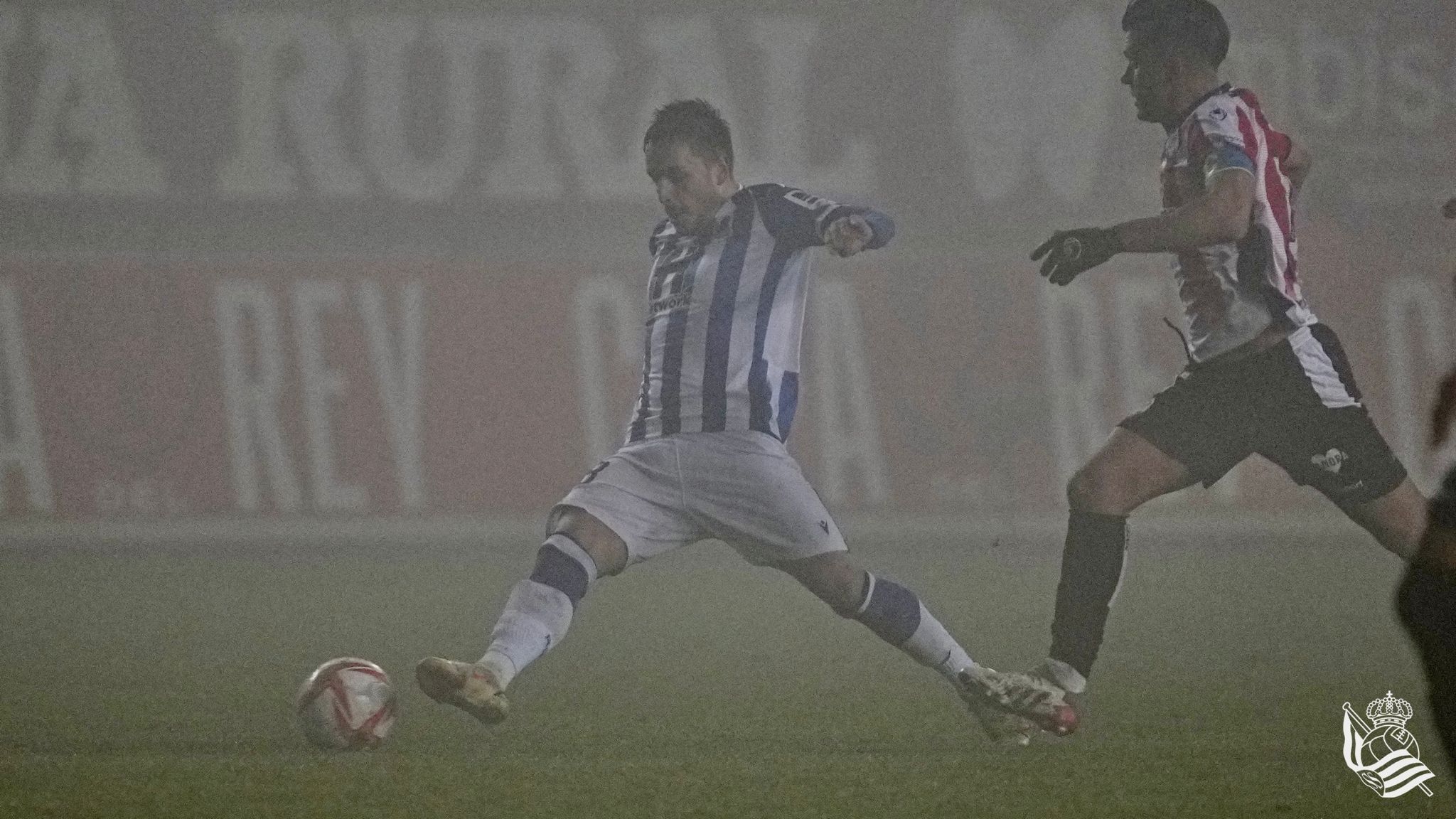 Gorosabel conduciendo el balón. Fuente: Twitter Real Sociedad