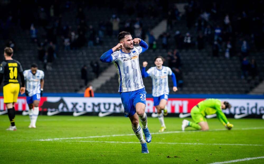 Marco Richter celebrando el tercer gol del partido