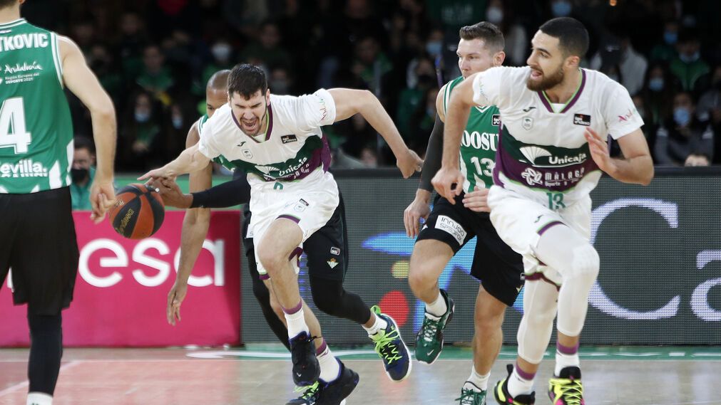 Brizuela botando deja a la defensa del Betis atrás