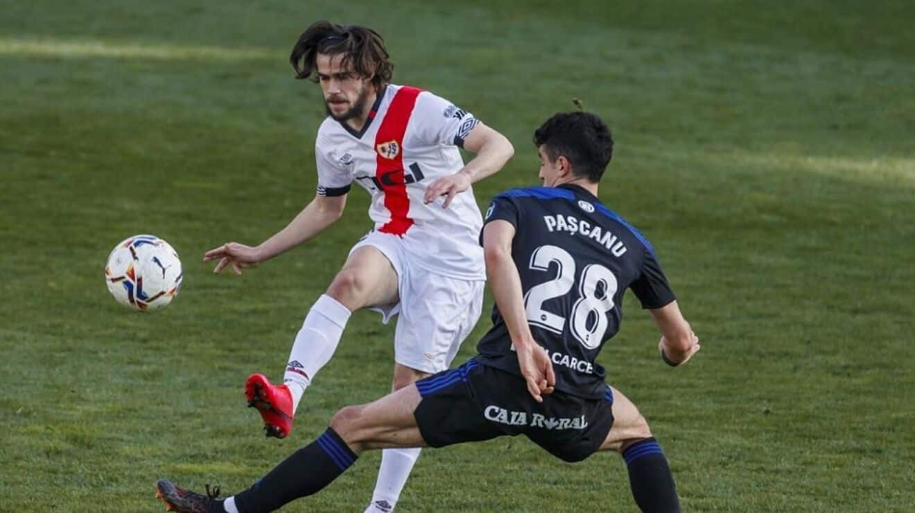 José Ángel Pozo frente a Pascanu en un Rayo-Ponferradina