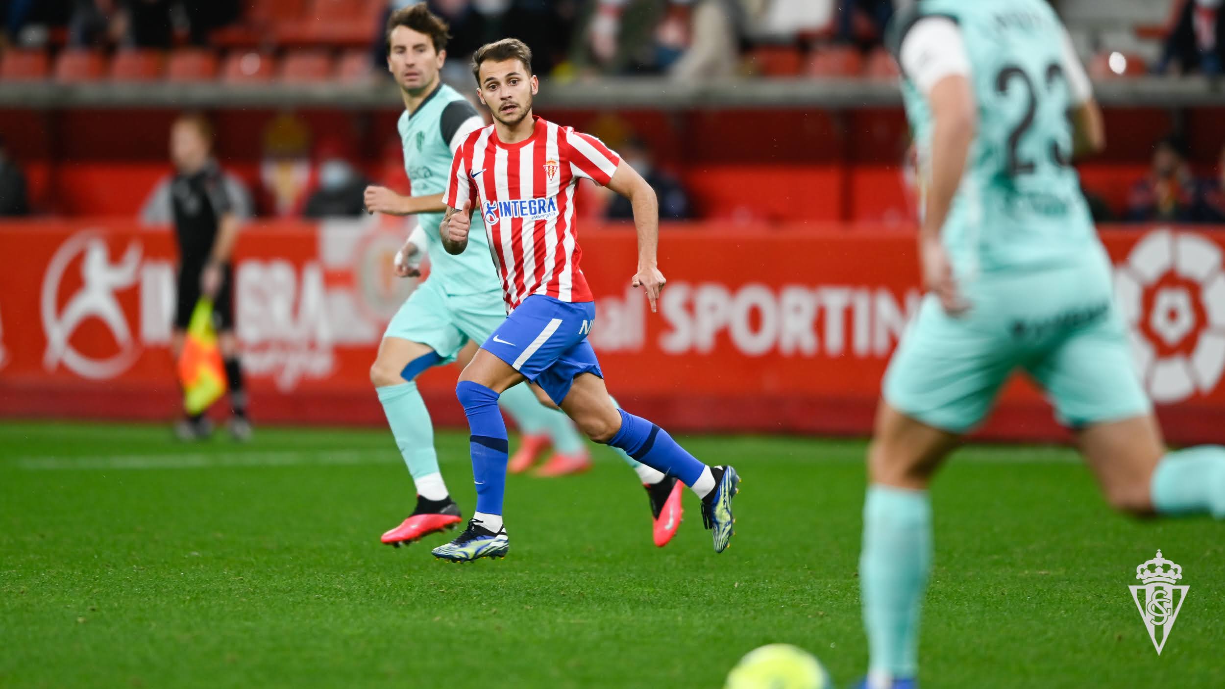 Fran Villalba en un partido en El Molinón frente al Huesca