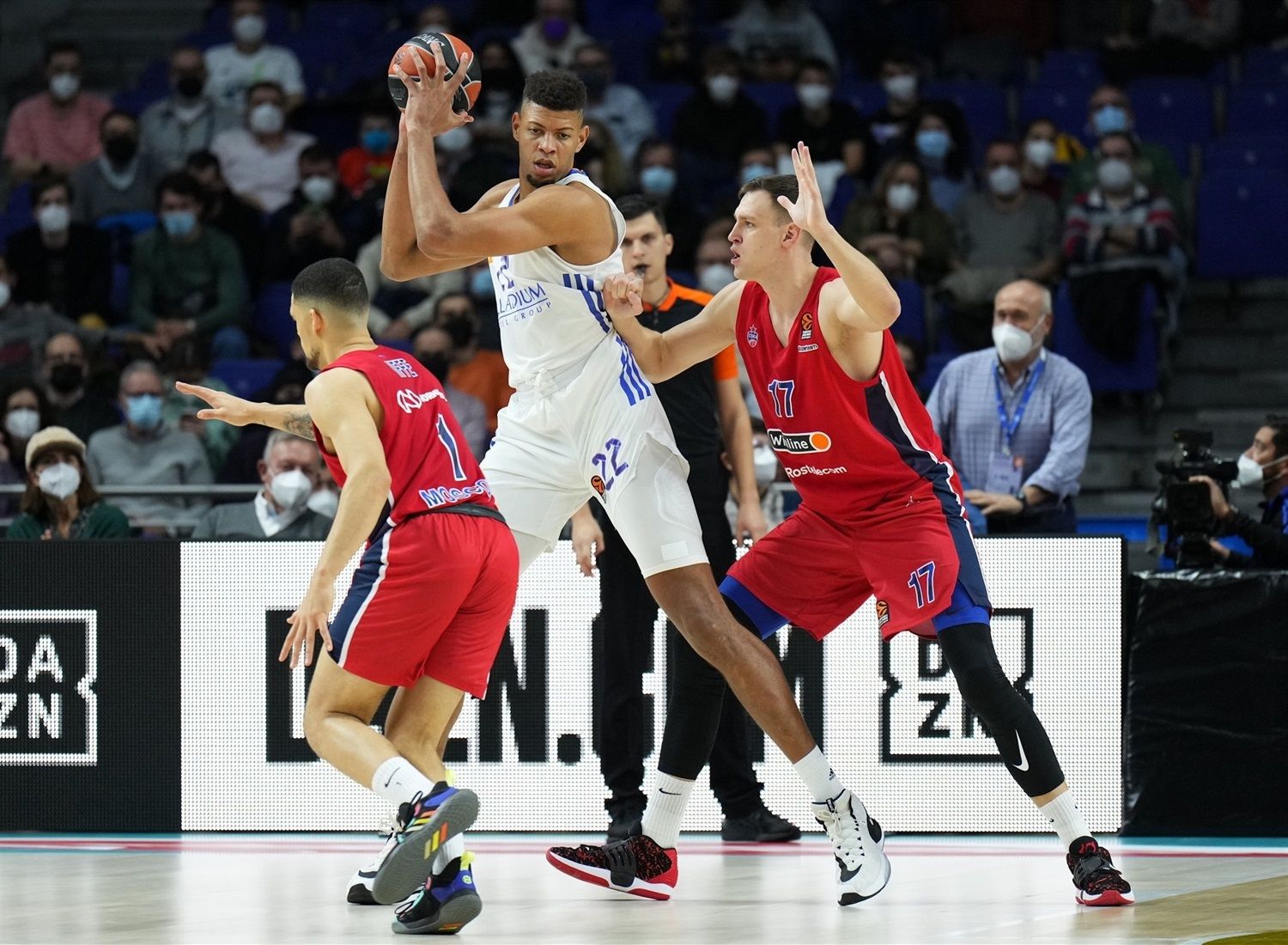 Walter Tavares postea ante Johannes Voigtmann en un Real Madrid - CSKA Moscow. Foto: Turkish Airlines Euroleague.
