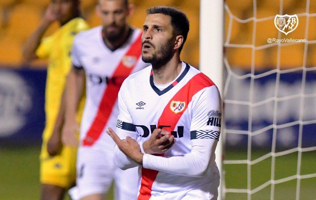 Yacine Qasmi celebrando un gol en Santo Domingo