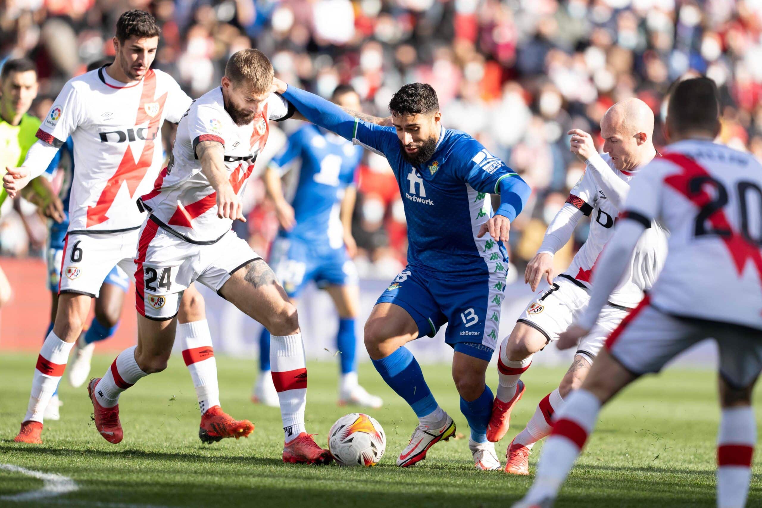 Nabil Fekir rodeado de jugadores del Rayo Vallecano. / Imagen vía @RealBetis en Twitter