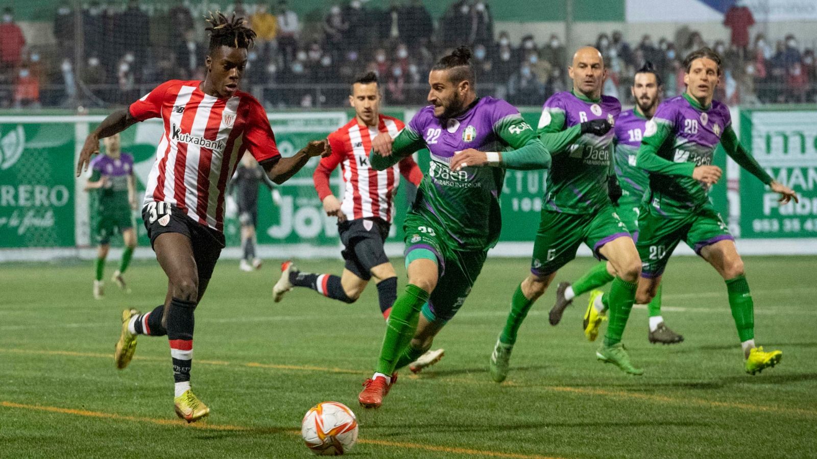 Nico Williams y Carlos Jiménez en la pugna por un balón. Fuente: @AthleticClub