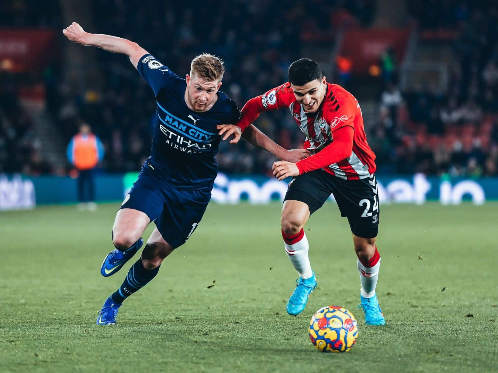 Kevin De Bruyne y Elyounoussi luchan por un balón. Foto: @ManCity