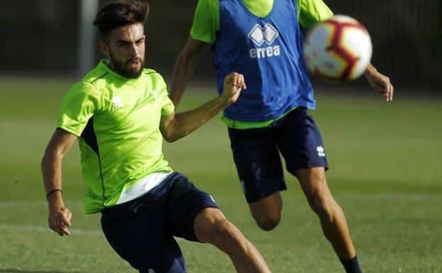 Héctor Martínez de un entrenamiento con el primer equipo del Granada. Fuente: Granada CF