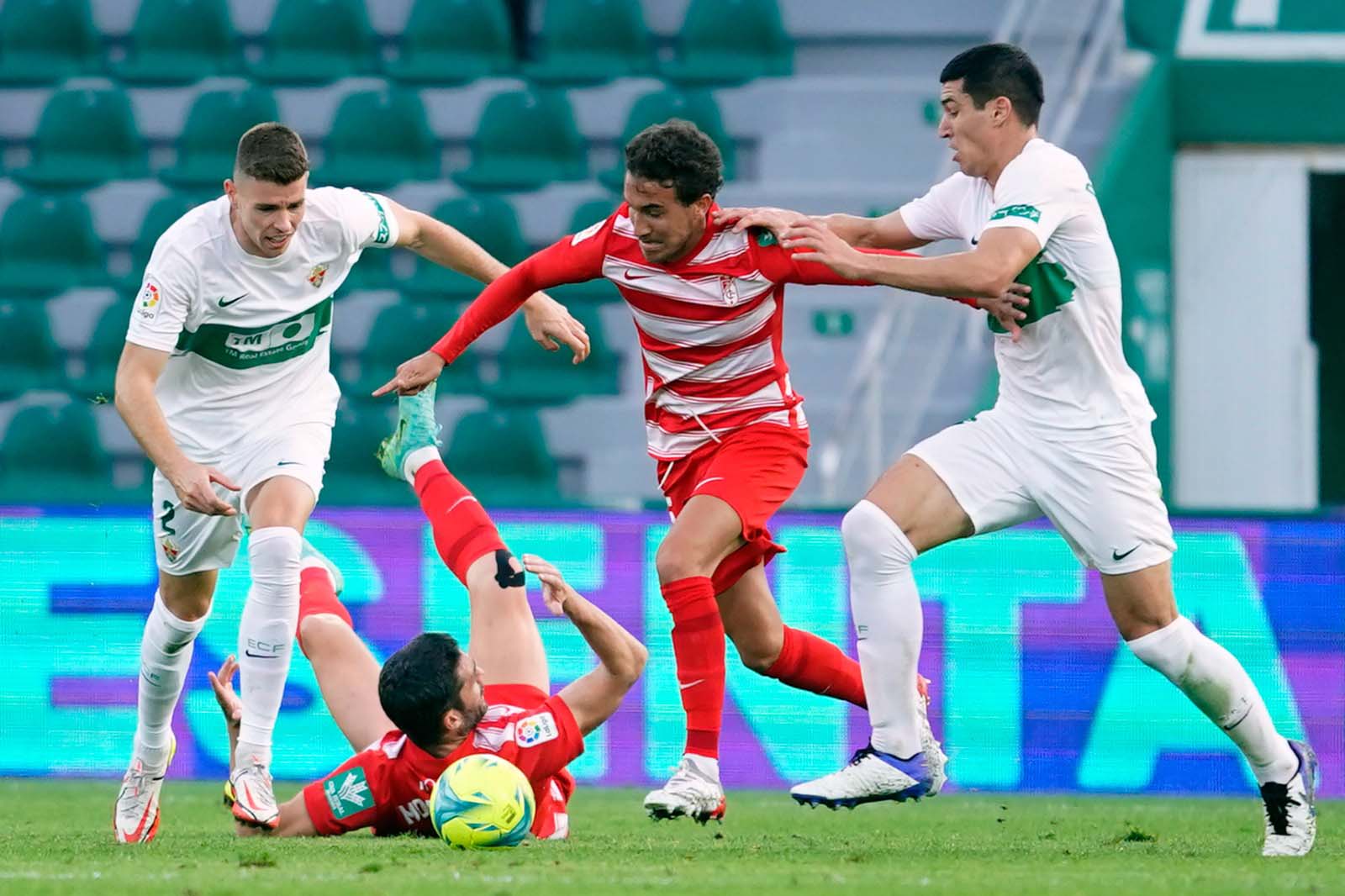 Luis Milla en un partido con el Granada frente al Elche