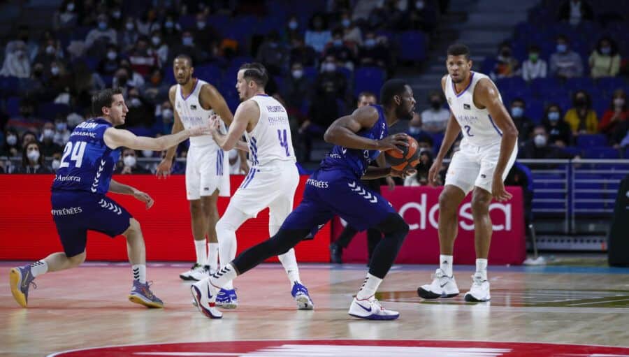 Babatunde Olumuyiwa bota en un Real Madrid - MoraBanc Andorra. Foto: Liga Endesa.