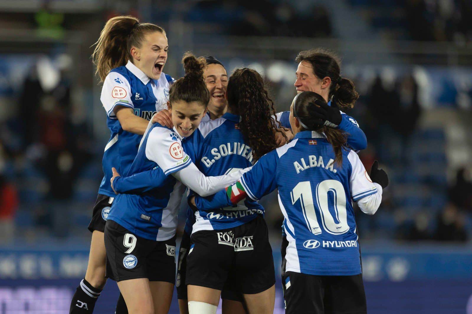 Las Gloriosas celebrando un gol