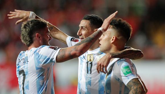De Paul, Di María y Martínez festejando el primer gol argentino