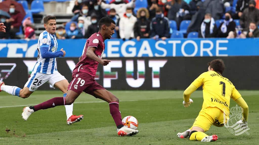 Alexander Isak intenta driblar a Iván Villar | Foto: @RealSociedad