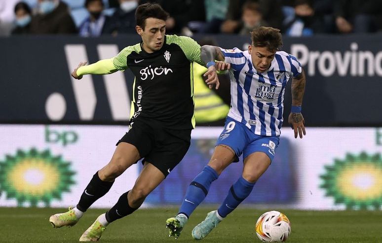 Pedro Díaz y Brandon Thomas en un Málaga-Sporting