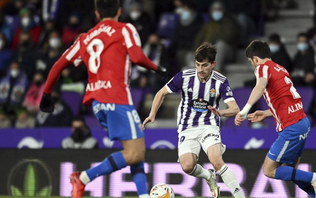 Toni Villa trata de conducir un balón en un Valladolid-Sporting