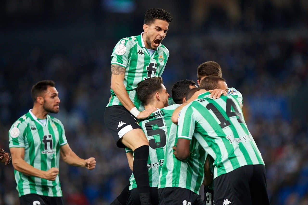 Los jugadores del Real Betis celebrando en el encuentro disputado en San Sebastián. / Imagen vía: @Realbetis