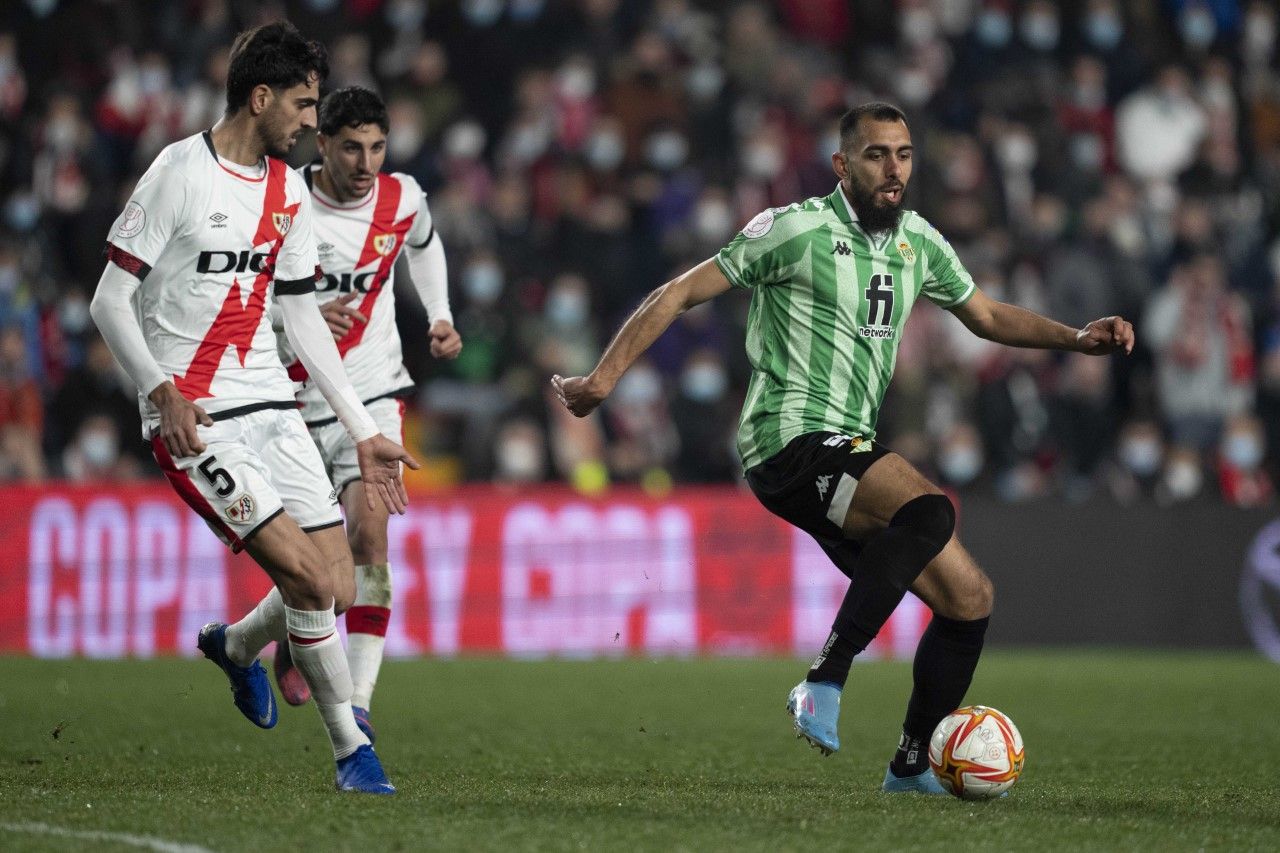 Borja Iglesias y Catena en el partido de hoy en Vallecas. / @RealBetis