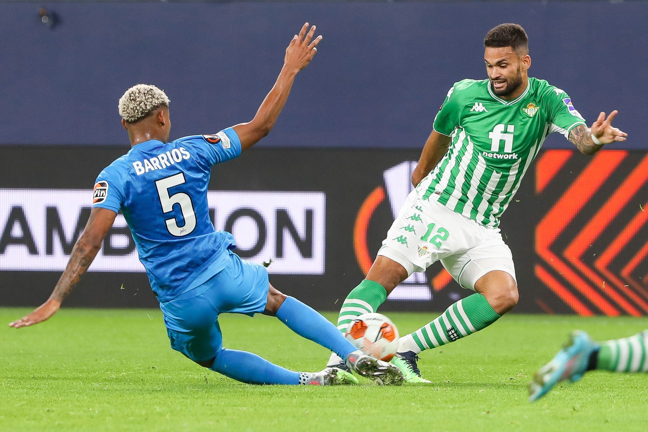 Willian José y Wilmar Barrios en una acción del encuentro. / @RealBetis