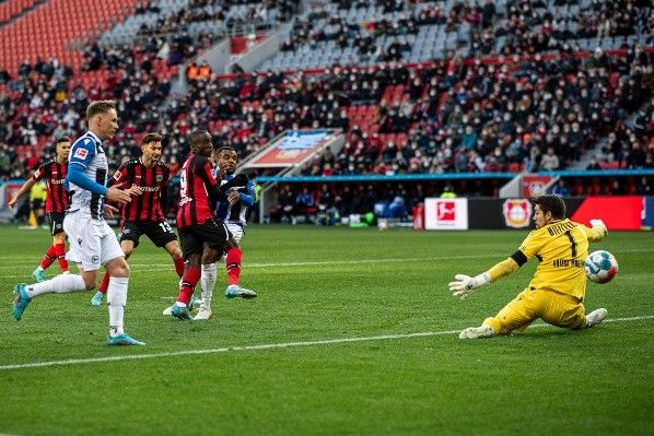 Bayer Leverkusen 3-0 Arminia Bielefeld: Moussa Diaby anotó un doblete para sumar 15 goles en lo que va de temporada. Fuente (@Bundesliga_EN).