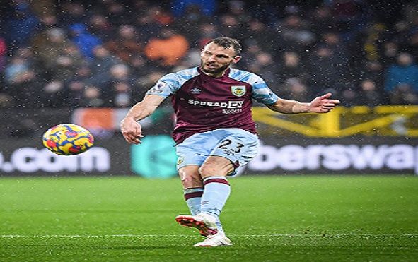 Erik Pieters golpea un balón en un encuentro. Foto: @BurnleyOfficial