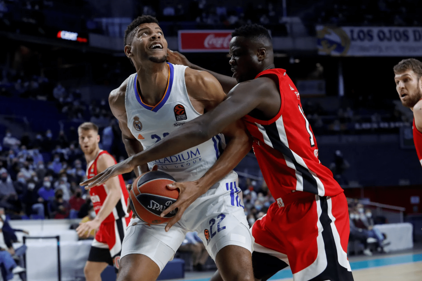 Walter Tavares tiene el balón ante Moustapha Fall en un Real Madrid - Olympiacos Piraeus. Foto: Turkish Airlines Euroleague.