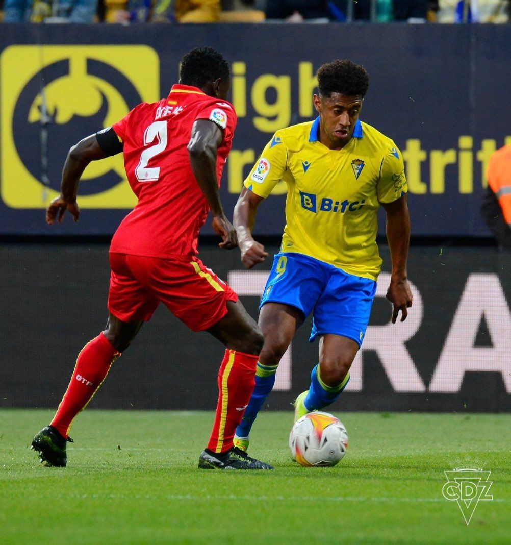 El Choco Lozano intenta driblar a Djene. Fuente: @Cadiz_CF