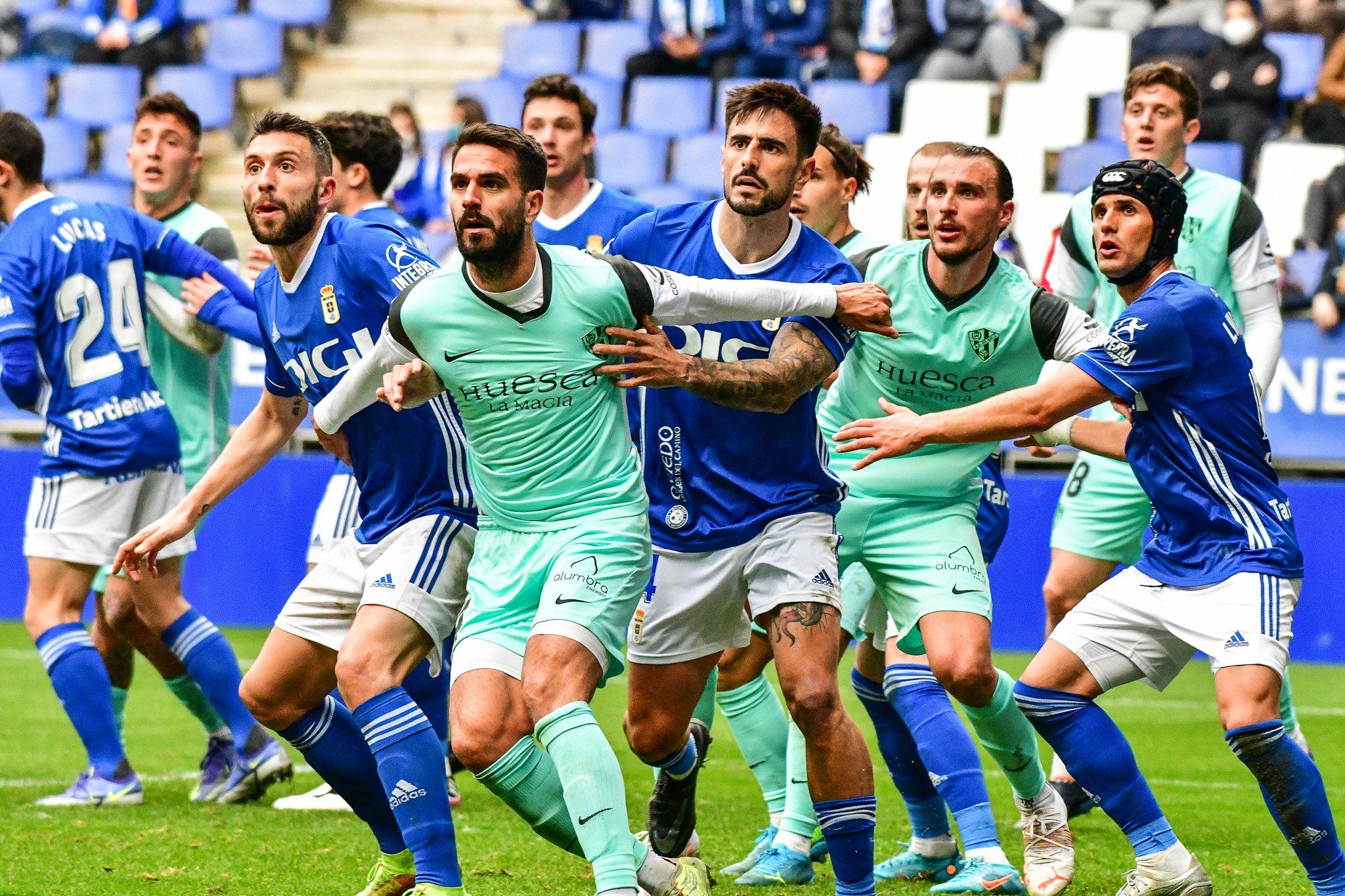 El Huesca no rebla y el Oviedo se pega un tiro en el pie