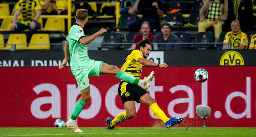 Mats Hummels disputando un balón dividido. Fuente: @BVB