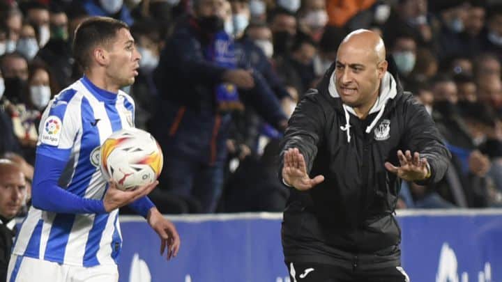 Mehdi Nafti da instrucciones en un partido del CD Leganés