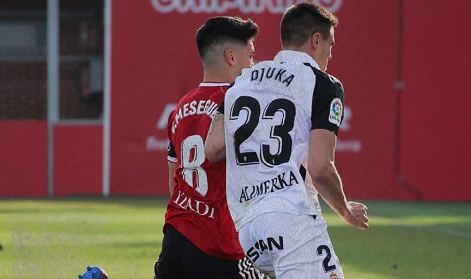 Meseguer y Djuka en un Mirandés-Sporting