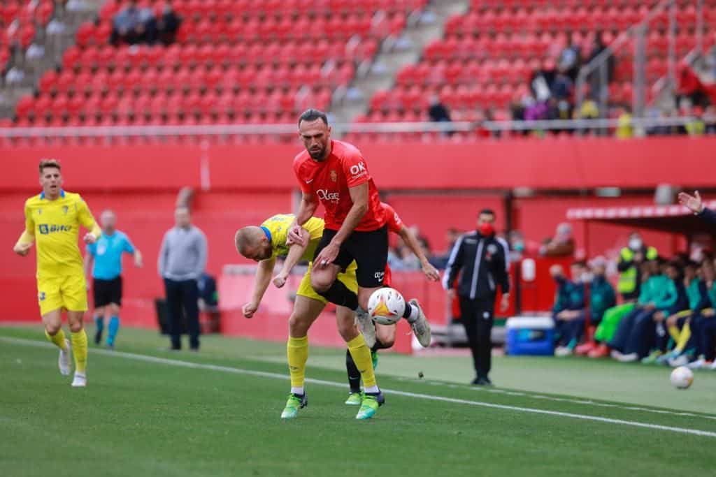 Vedat Muriqi lucha un balón.