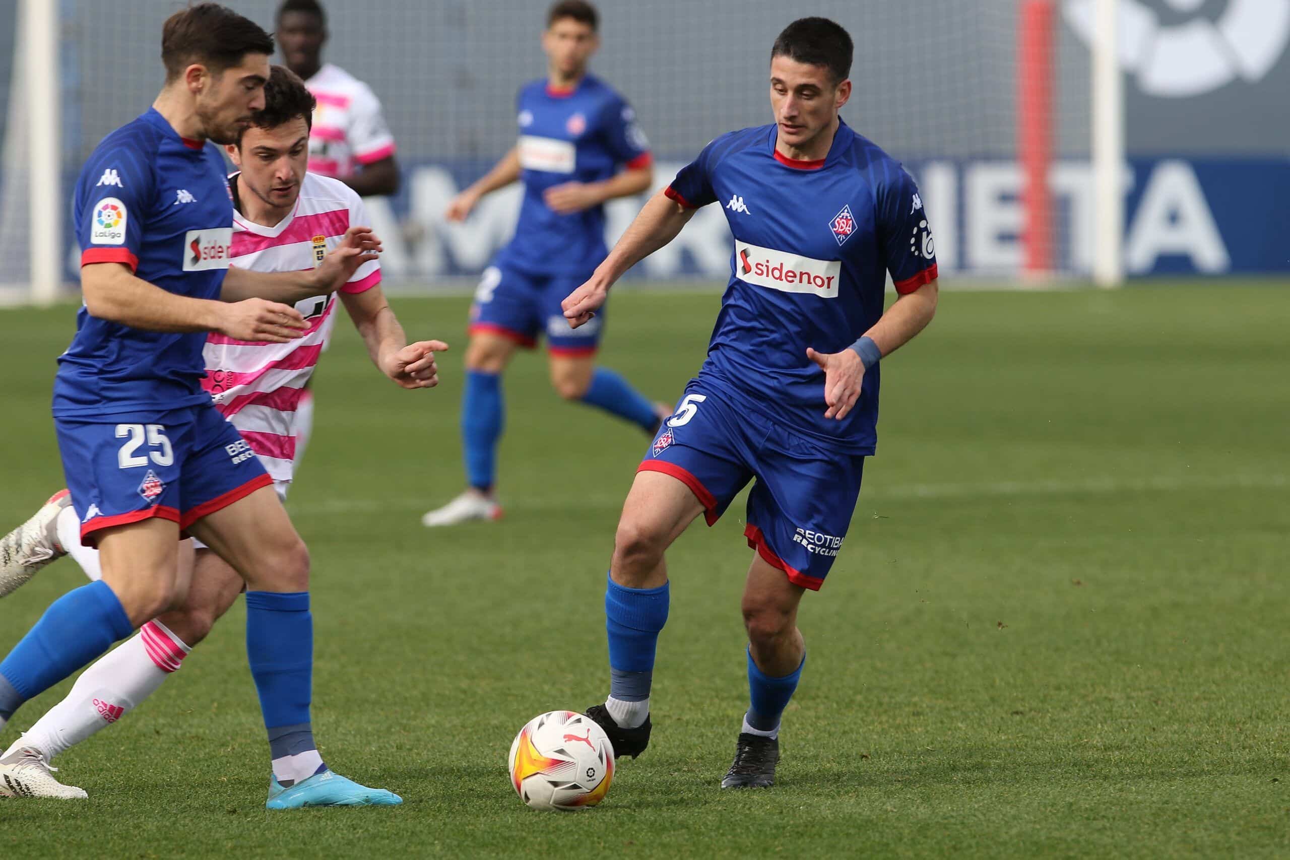 Lander Olaetxea ante Gaizka Larazabal y Borja Sánchez en un Amorebieta - Oviedo