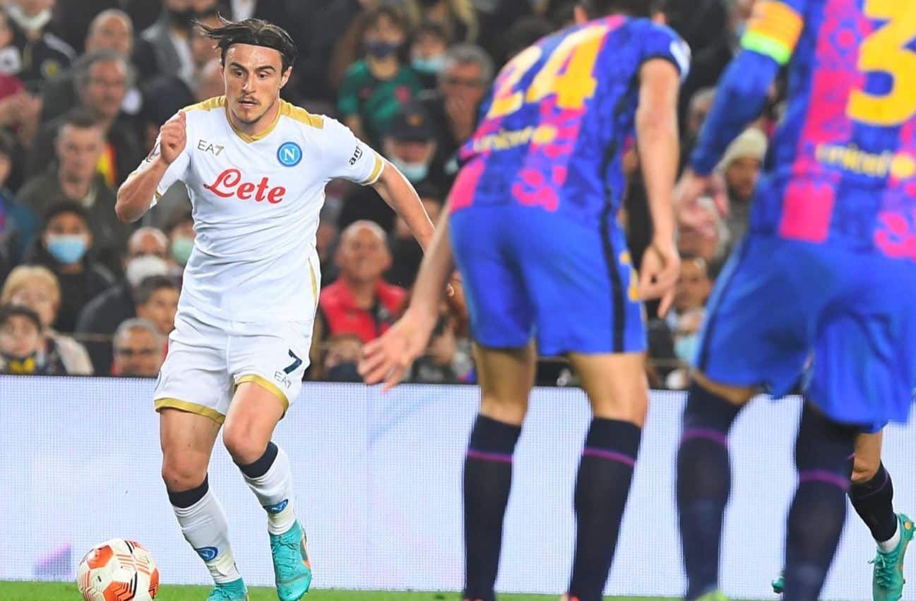 Elmas conduce el balón ante la defensa culé en la acción del 0-1