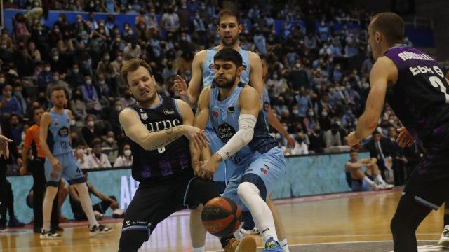 Luz del Surne Bilbao Basket y Sergi Quintela del Río Breogán pugnan un balón. Foto vía El Progreso