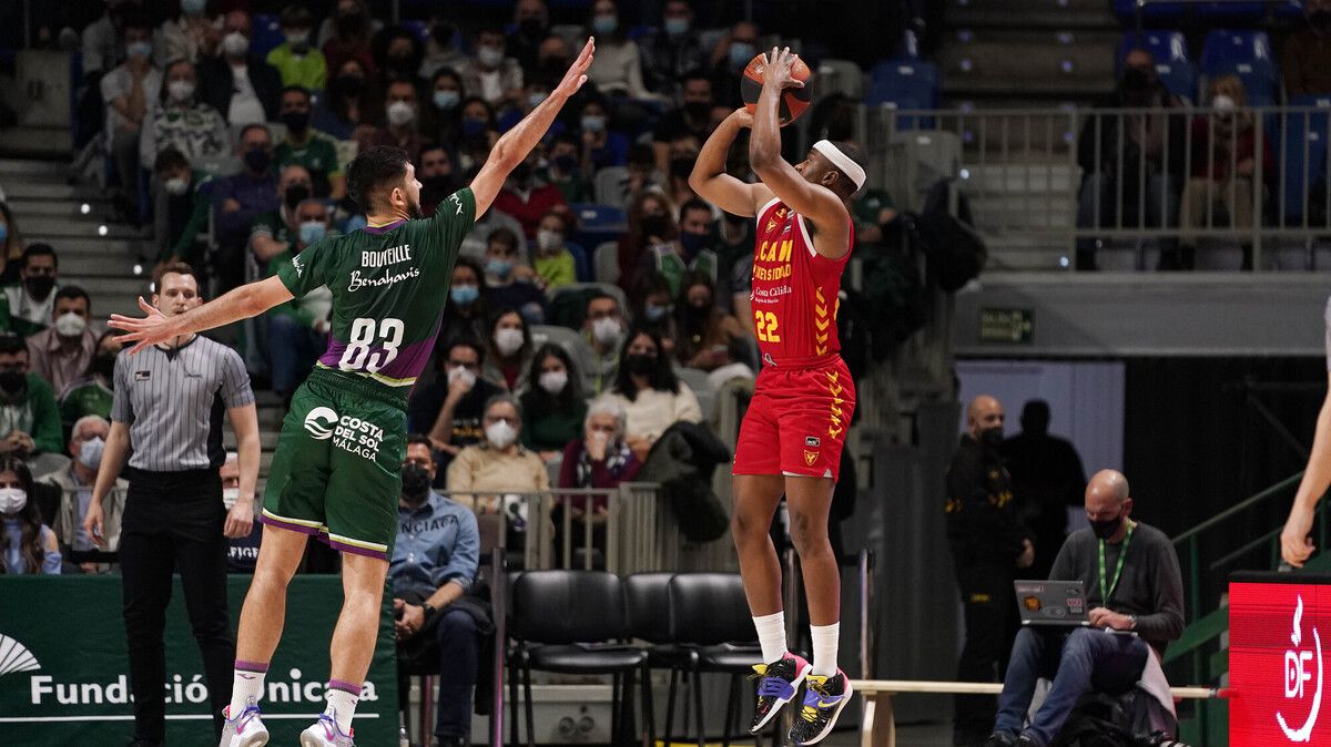 Jordan Davis anotando triple defendido por Bouteille