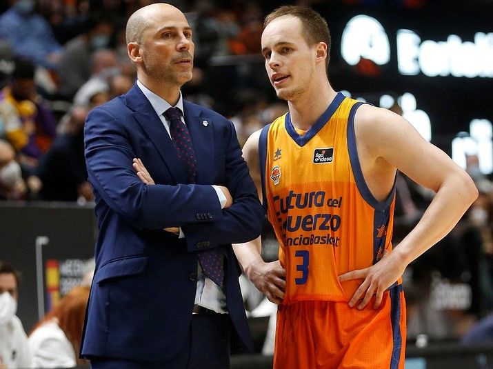 Klemen Prepelic junto a Joan Peñarroya, entrenador de Valencia Basket. Fuente: M. A. Polo (VBC).