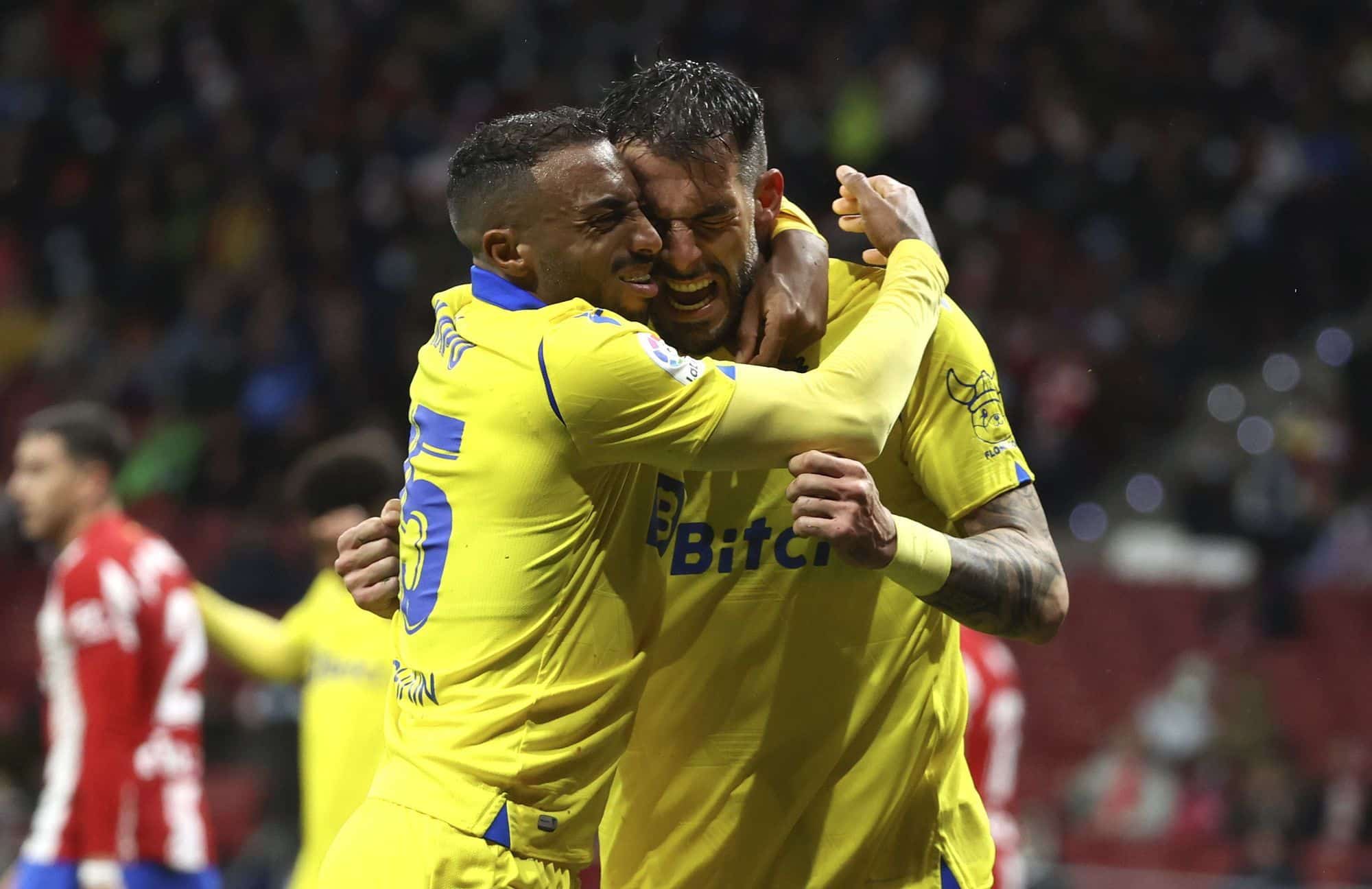 Akapo y Negredo celebran el único gol que logró el vallecano en la derrota del Cádiz ante el Atleti en el Wanda la pasada jornada. (Fuente: Cádiz CF).